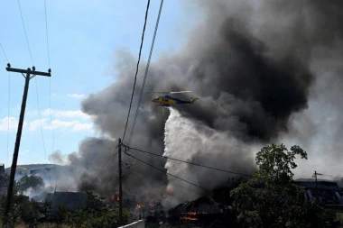 TOKSIČNI OBLAK SE NADVIO NAD SRPSKIM TURISTIMA! Drama u Grčkoj, UPRAVO UDIŠU ČIST OTROV! (FOTO)