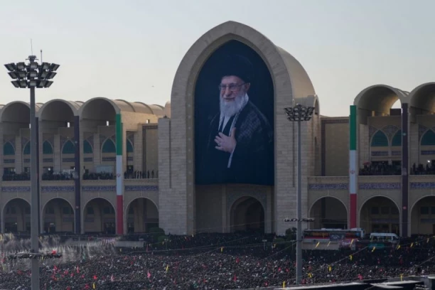 SVI SU TU SAMO NJEGA NEMA! Modžtaba Hamnei nije došao ni na očevu sahranu - PREOSTALA TROJICA SINOVA UBIJENOG IRANSKOG VOĐE U SUZAMA! (FOTO)