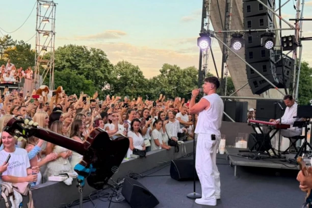 ADI ŠOŠE PRIZNAO DA IMA TREMU, A ONDA NAPRAVIO LOM NA SCENI! Publika vrišti u ekstazi (VIDEO)