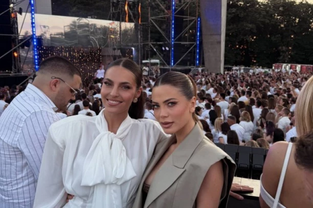 SPEKULISALO SE DA ĆE SNIMITI DUET, A SADA UHVAĆENE ZAJEDNO! Džejla i Milica Pavlović izazvale KOLAPS NA ADIJEVOM KONCERTU, sve stalo! (VIDEO)