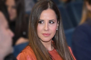 Tamara Vučić u polju suncokreta pokazala izdanje u kakvom je retko viđamo: Lepršavo, nežno i potpuno drugačije (FOTO)