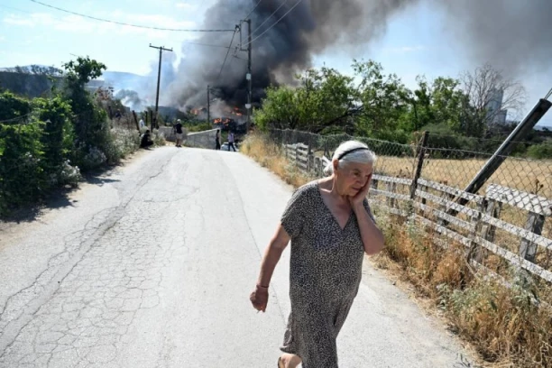 SRPSKI TURISTI U OPASNOSTI: Požar na Krfu!