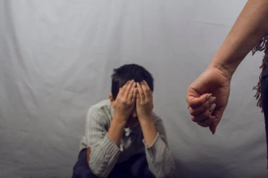 "JE*EM TI MA*KU C***NSKU"! Jeziv snimak rasizma i zlostavljanja u Šapcu! BAHATA VLASNICA PSA TUKLA NEPOZNATO DETE PRED SVIMA (VIDEO)