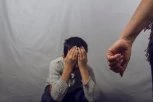 "J***M TI M**KU C******U"! Jeziv snimak rasizma i zlostavljanja u Šapcu! BAHATA VLASNICA PSA TUKLA NEPOZNATO DETE PRED SVIMA (VIDEO)