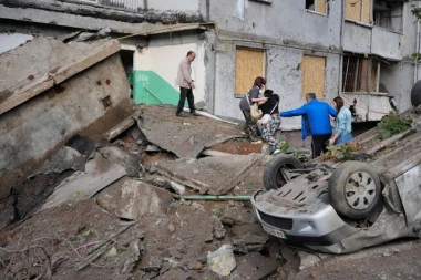 RUSI ŽESTOKO GAĐALI KIJEV, IMA POGINULIH! Balističke rakete usred noći padale na STAMBENE ZGRADE (VIDEO)