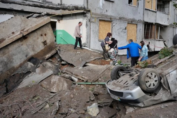 RUSE!I ŽESTOKO GAĐALI KIJEV, IMA POGINULIH! Balističke rakete usred noći padale na STAMBENE ZGRADE (VIDEO)