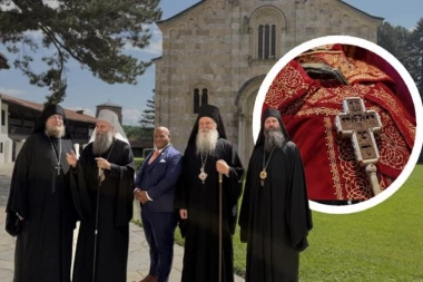 TRAMPOV SAVETNIK SE POKLONIO MOŠTIMA SVETOG STEFANA DEČANSKOG: Patrijarh Porfirije i pastor Mark Berns stigli u Visoke Dečane (FOTO)
