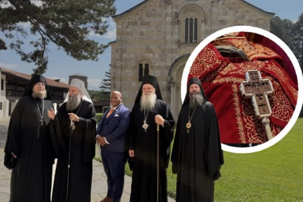 TRAMPOV SAVETNIK SE POKLONIO MOŠTIMA SVETOG STEFANA DEČANSKOG: Patrijarh Porfirije i pastor Mark Berns stigli u Visoke Dečane (FOTO)