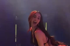 SNIMAK NA KOM POZNATA PEVAČICA RADI OVO KRUŽI INTERNETOM! Devojke otimaju momcima telefone kako ne bi gledali VRELE SCENE: Nije za one sa slabim srcem (VIDEO)