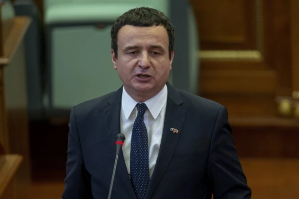 KURTIJEVA POLICIJA NE ODUSTAJE OD MALTRETIRANJA SRBA! Trojicu uhapsili zbog srednjovekovnih noževa i srpske zastave, pa morali da ih puste!