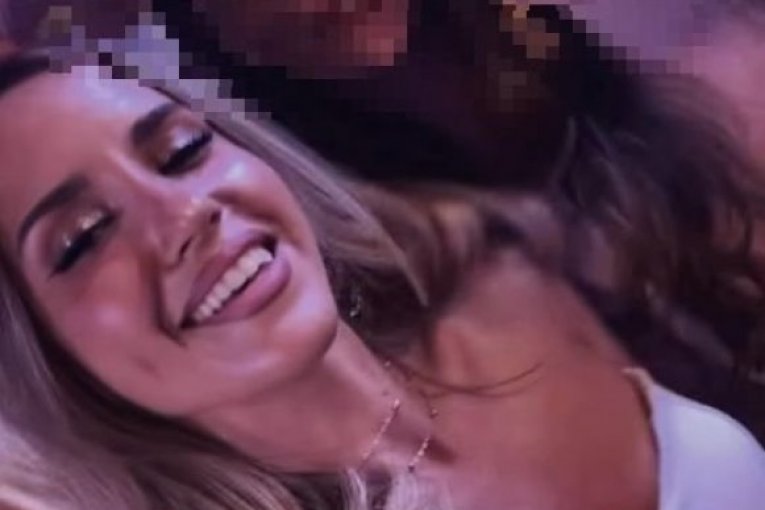 Devojka Adija Šošea uživala sa drugaricama