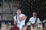 ZGODNA PLAVUŠA JE DEVOJKA PEVAČA KOJI JE SINOĆ PEVAO ISPOD AVALSKOG TORNJA: Adi Šoše uživa pored lepotice kakvu Balkan nije video (GALERIJA)