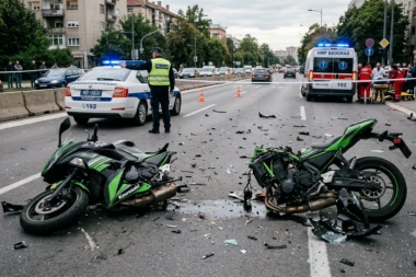 MOTOCIKL PREPOLOVLJEN, DVOJICA MALOLETNIKA TEŠKO POVREĐENA! Stravičan sudar u Novom Pazaru! (FOTO)