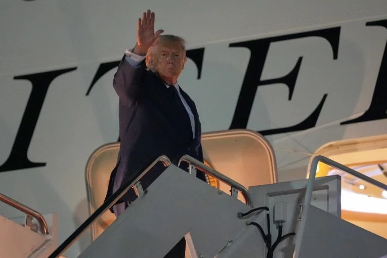 TRAMP KAO U AKCIONOM FILMU! Zbog pretnji iz Irana sakrili ga U KOLICA ZA HRANU, avion sa novinarima služio kao MAMAC! Ni najbliži saradnici nisu znali za TAJNI PLAN predsednika SAD!