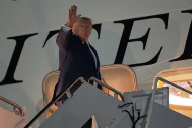 TRAMP KAO U AKCIONOM FILMU! Zbog pretnji iz Irana sakrili ga U KOLICA ZA HRANU, avion sa novinarima služio kao MAMAC! Ni najbliži saradnici nisu znali za TAJNI PLAN predsednika SAD!