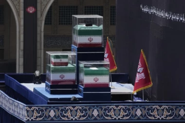 Kovčeg sa telom Alija Hamneija dopremljen u Nadžaf uoči pogrebnih ceremonija