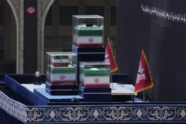 Kovčeg sa telom Alija Hamneija dopremljen u Nadžaf uoči pogrebnih ceremonija