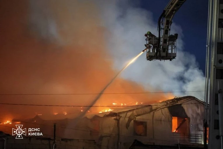 KRIM GORI POD ŽESTOKIM UDARIMA! Odjekuju snažne eksplozije, napadnute luke, uništen bombarder! (VIDEO)