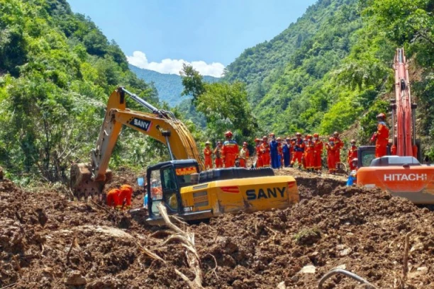 KATASTROFA BIBLIJSKIH RAZMERA! Stravično klizište odnelo najmanje 10 života, potraga za preživelima U TOKU! (FOTO, VIDEO)