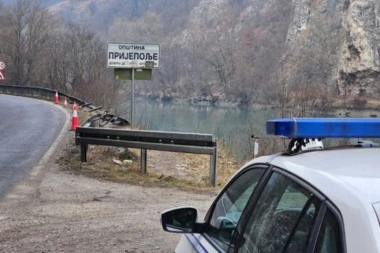MUŠKARAC KOLIMA SLETEO U REKU! Vozač izgubio kontrol kod kanjona reke Lim!