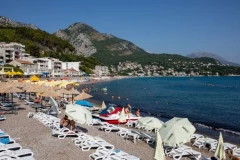 RESTRIKCIJE VODE U OMILJENOM LETOVALIŠTU SRBA U CRNOJ GORI! Turisti besni, prete da će otići i otkazati smeštaj - POTPUNO RASULO!