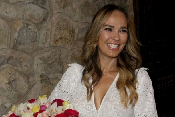 Marijana Mateus zablistala na Vimbldonu: Plavo-bela haljina kao stvorena za LONDON, ali PRESKUPA TORBA DOMINIRA (FOTO)