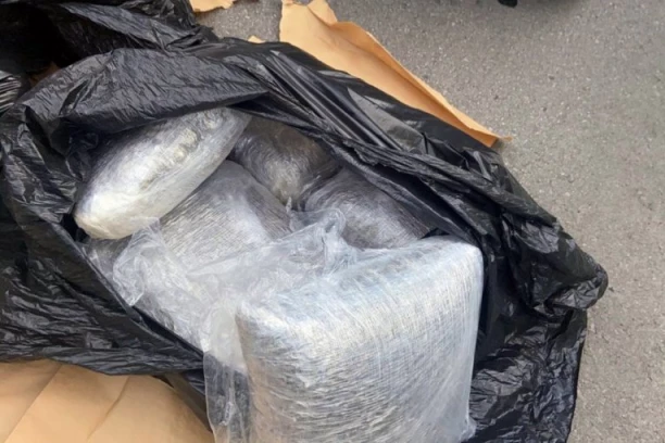 PAO DILER SA TRI KILOGRAMA DROGE VREDNOSTI OD 200.000 DINARA Munjevita akcija novosadske policije