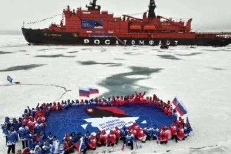 ISTORIJSKI USPEH! Srpski srednjoškolac Viktor osvaja Severni pol na ruskom nuklearnom ledolomcu!
