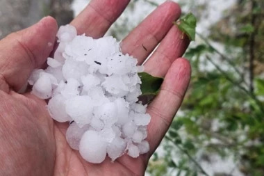 LED UNIŠTIO SVE USEVE I LETINU, LJUDI GA LOPATAMA SKUPLJALI! Grad opustošio sela kod Priboja! (FOTO)