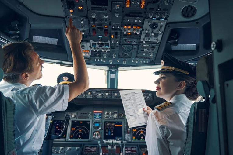 REKAO UČENICI "ZNAŠ ŠTA TREBA DA RADIŠ", PA SKOČIO IZ AVIONA! Neviđena drama - instruktor odjednom otvorio vrata, ona sama prizemljila letelicu!