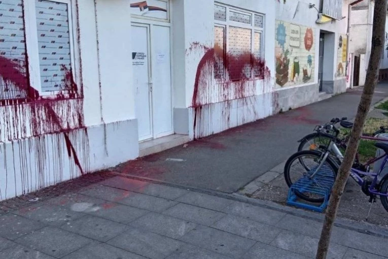 BLOKADERI PONOVO POKAZALI SVOJE PRAVO LICE: Još jednom uništene prostorije SNS u Dobanovcima (VIDEO)