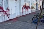 BLOKADERI PONOVO POKAZALI SVOJE PRAVO LICE: Još jednom uništene prostorije SNS u Dobanovcima (VIDEO)