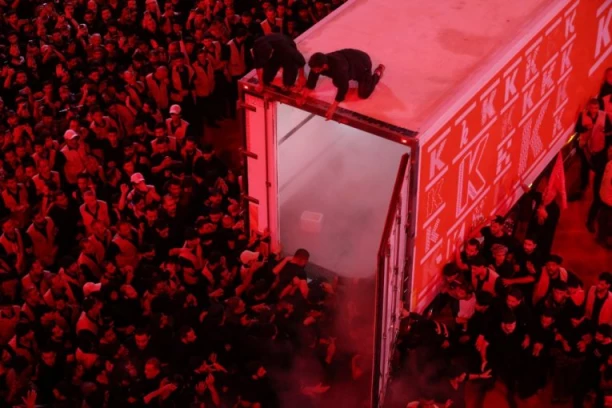 SNIMAK POTPUNO ŠOKIRAO FINCE! Pogledajte gde Iranci drže telo ubijenog Hamneija - SCENA JE NEVEROVATNA! (FOTO, VIDEO)