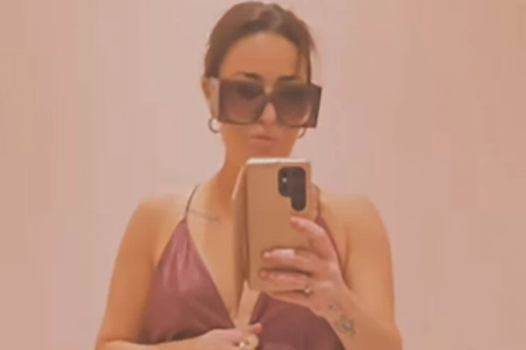 KUĆNI SNIMAK ANE NIKOLIĆ OBJAVLJEN JAVNO: Pevačica sa GOLIM GRUDIMA pokazala šta zna, javnost u ŠOKU!