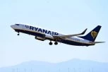 HEROJSKI PODVIG SUPRUGE: Držala muža za noge iznad ponora dok je avion naglo gubio visinu!