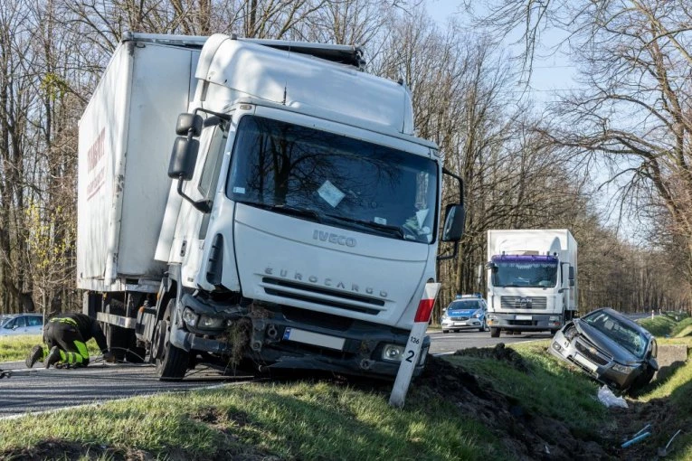 STRAVIČAN SUDAR KAMIONA I DVA AUTOMOBILA KOD UŽICA! Saobraćaj u zastoju! (FOTO)