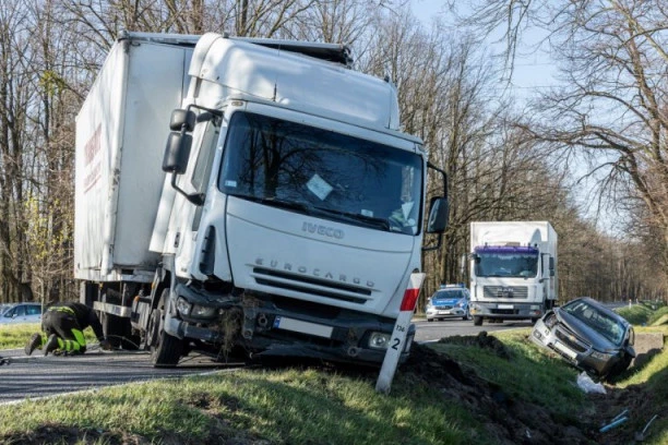 STRAVIČAN SUDAR KAMIONA I DVA AUTOMOBILA KOD UŽICA! Saobraćaj u zastoju! (FOTO)