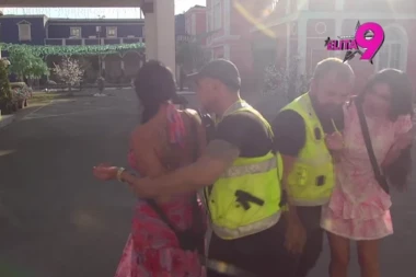 ESTRADA U OPASNOSTI: Spisak pevača koji su spavali s Majom Marinković izlazi u javnost, PODIVLJALE STARLETE obezbeđenje jedva obuzdalo! (VIDEO)