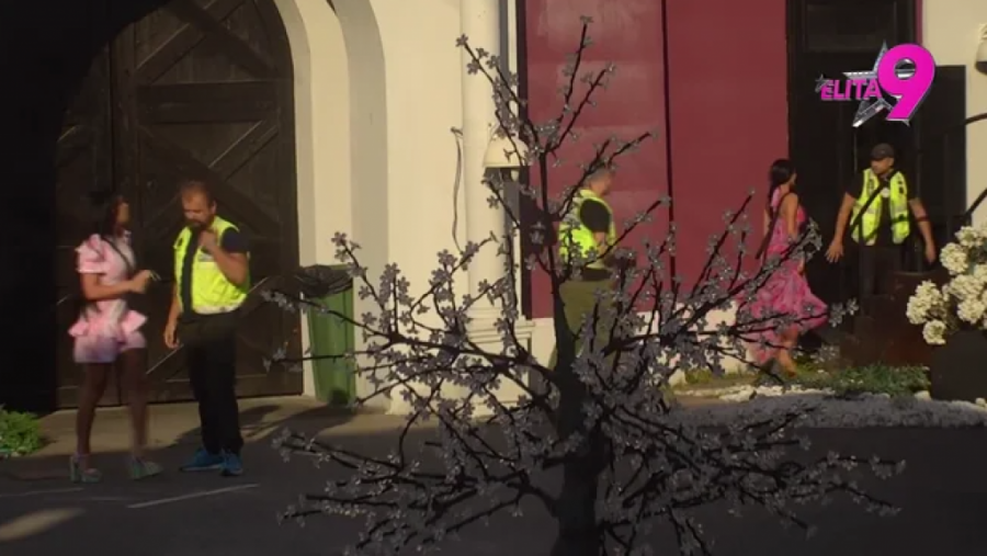 ESTRADA U OPASNOSTI: Spisak pevača koji su spavali s Majom Marinković izlazi u javnost, PODIVLJALE STARLETE obezbeđenje jedva obuzdalo! (VIDEO)