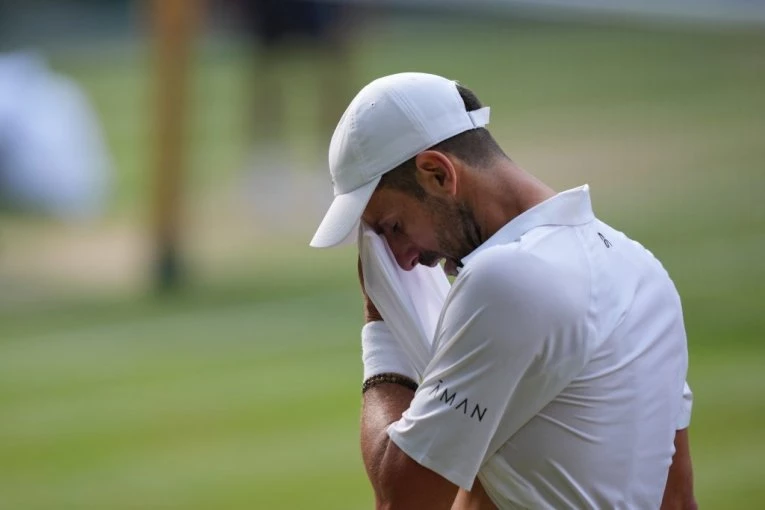 ĐOKOVIĆ USLIKAN NAKON DEBAKLA U SINSINATIJU: Nećete verovati šta Novak radi posle teškog poraza! (FOTO)