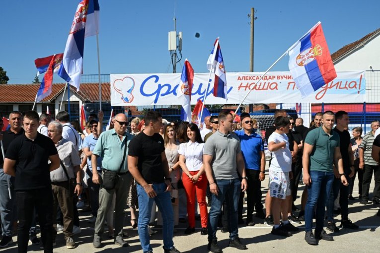 Narod dočekao Vučića