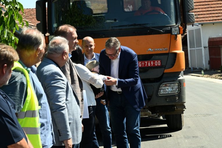 Vučić obilazi radove