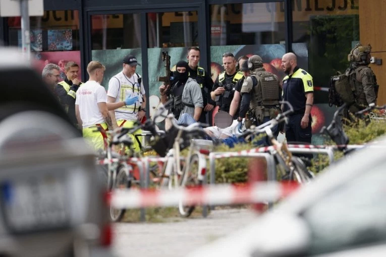 POSLE VIŠE OD 11 SATI OKONČANA TALAČKA KRIZA! Muškarac nožem zarobio radnicu u supermarketu, policija ga savladala elektrošokerom! (FOTO, VIDEO)