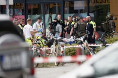 POSLE VIŠE OD 11 SATI OKONČANA TALAČKA KRIZA! Muškarac nožem zarobio radnicu u supermarketu, policija ga savladala elektrošokerom! (FOTO, VIDEO)