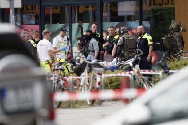 POSLE VIŠE OD 11 SATI OKONČANA TALAČKA KRIZA! Muškarac nožem zarobio radnicu u supermarketu, policija ga savladala elektrošokerom! (FOTO, VIDEO)