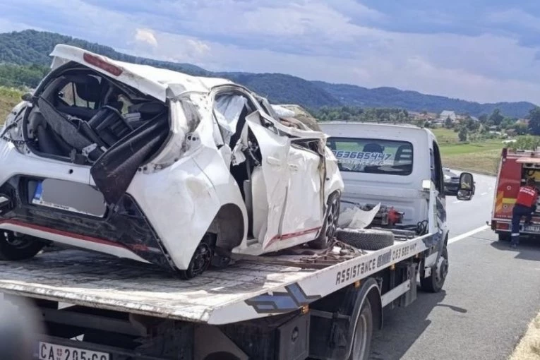 SMRTONOSNA VOŽNJA KOD TUNELA LAZ! Poginula još jedna žena, vatrogasci sekli smrskani automobil
