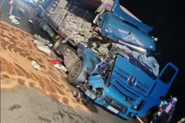 DRAMA NA AUTO-PUTU: Vozač zaspao za volanom i pokosio putarsku službu, dvojica Čačana pukom srećom izbegli smrt! (FOTO)