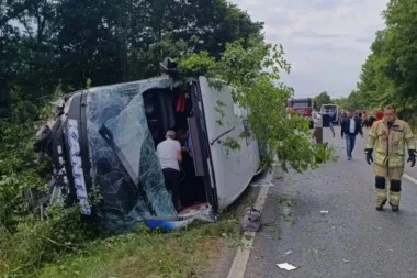 AUTOBUS SE PREVRNUO NAKON SUDARA! Jezivi detalji teške saobraćajne nezgode kod Prijedora - petoro povređeno