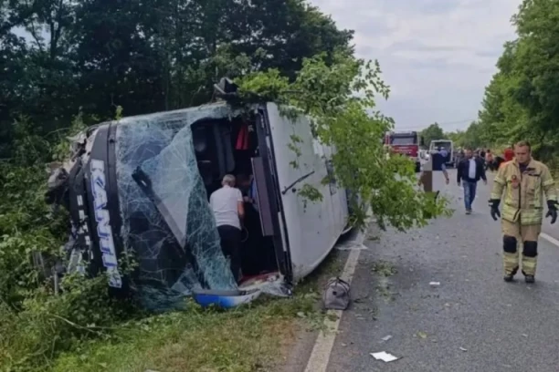 AUTOBUS SE PREVRNUO NAKON SUDARA! Jezivi detalji teške saobraćajne nezgode kod Prijedora - Petoro povređeno