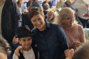 "PORED VEČITE MRŽNJE, PLAN IM JE I DA PENZIONERIMA ODUZMU PRAVO GLASA"! Brnabić s narodom u Crepaji - Mi želimo ujedinjenu Srbiju! (FOTO)